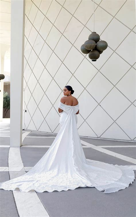 Elegant Plus Size Fit-and-Flare Wedding Dress with Detachable Bow