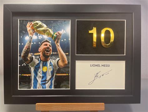 MESSI SIGNED FRAME GOLD EDITION 40X30 CM – My GOAT
