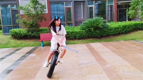 虎妞和戴安雅骑独轮车比赛_腾讯视频