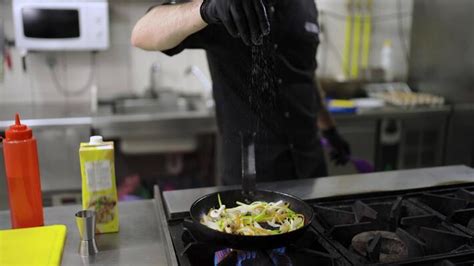 Short Video of Chef Cooking 的图像结果