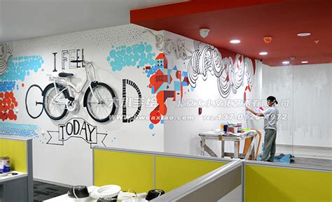 白色墙面办公室怎么墙绘装饰才有趣呢？自行车和画面完美结合-大小墙体彩绘公司
