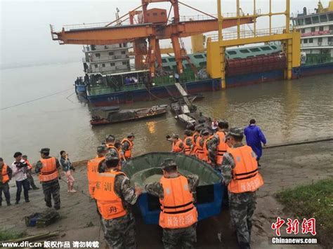 不容忽视！水上交通事故频发，船毁桥塌的事故应该如何避免呢？_腾讯新闻