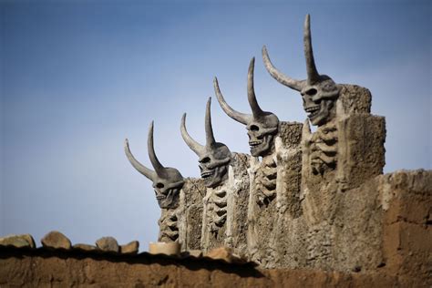 Devil's den: Scary sculptures on Bolivian house spooks neighbors | Daily Sabah