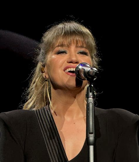 Kelly Clarkson Perform at the Hard Rock Live at Etess Arena in Atlantic ...