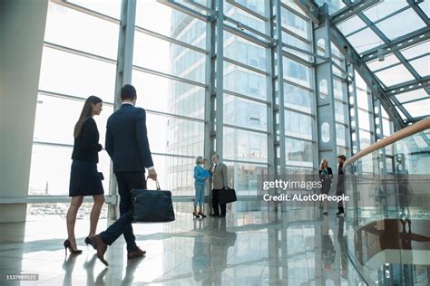 Business People Walking On All Fours 的图像结果