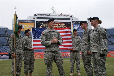 Soldiers re-enlist on gridiron | Article | The United States Army