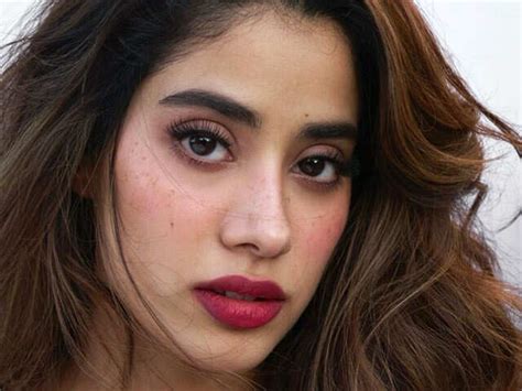 How to Minimise Large Pores? 10 Science-Backed Tips & Products | Femina.in