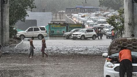 Weather update: Rains lash Delhi-NCR, flights impacted, traffic jams ...