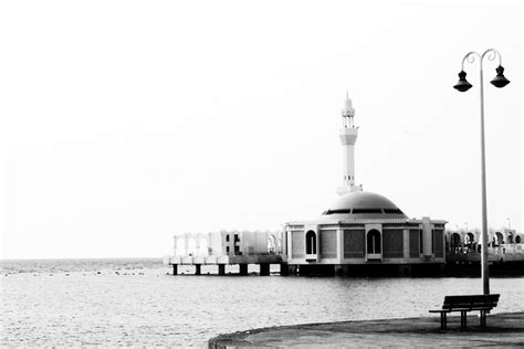 黑色灯塔白色 库存照片. 图片 包括有 设备, 港口, 小海湾, 海岸, 地标, 海岛, 绿色, 蓝色, 灯塔 - 3452234