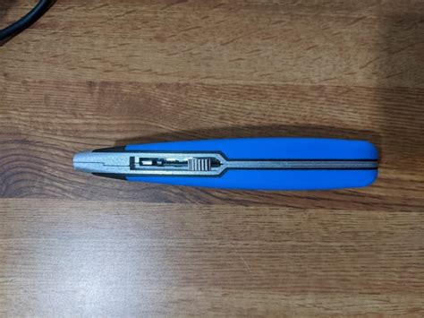 How to Replace Box Cutter Blade 的图像结果