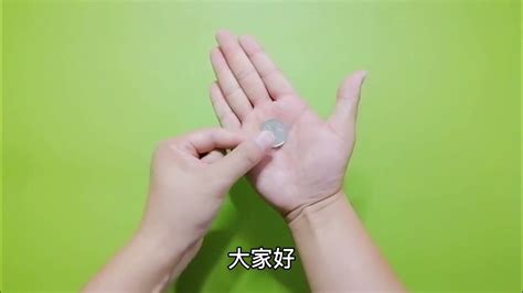 魔术教学：硬币直接从手掌穿越到手背，纯手法揭秘
