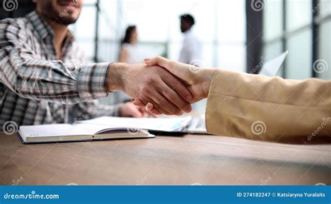 Businessman Shaking Hands 的图像结果