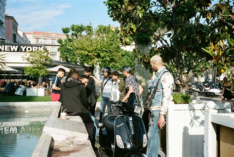 People Standing Around 的图像结果