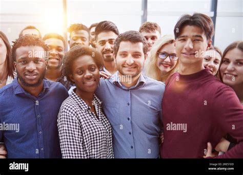 100 People Standing Together 的图像结果