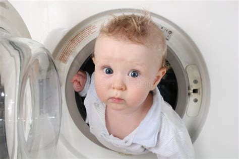 2个婴孩纯洗衣机 库存照片. 图片 包括有 家事, 乐趣, 艺术性, 婴儿, 小儿床, 系列, 婴孩, 题头 - 1693674