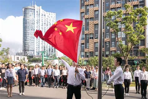 学校隆重举行主题升旗仪式庆祝新中国成立70周年