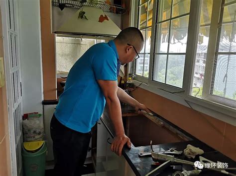一家住宅清洁服务工人洗厨房水槽高清图片下载-正版图片506297728-摄图网