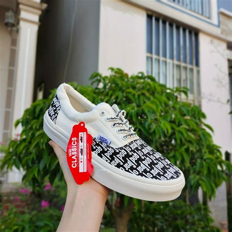 Vans Fear Of God Đỏ: Sự Kết Hợp Hoàn Hảo Cho Phong Cách Thời Trang