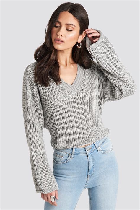 Cropped V-neck Knitted Sweater Grey | NA-KD