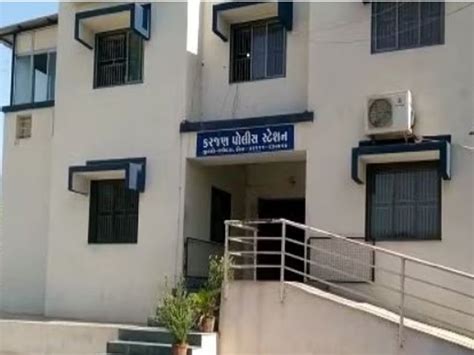 Vadodara thugs gang asked to exchange 10, 50, 100 denomination notes ...