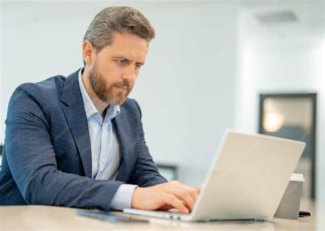 Man Using Computer in Office 的图像结果