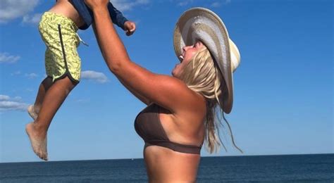 Social Media Is Debating After Pic Of White House Press Secretary ...