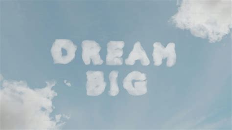 The words dream big written in the sky photo – Motivational quotes Image on Unsplash