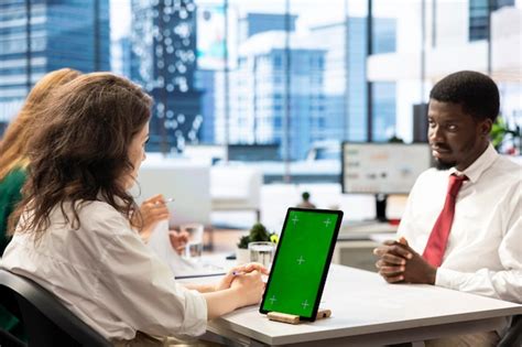 Employé des ressources humaines utilisant une tablette de mock-up pour ...