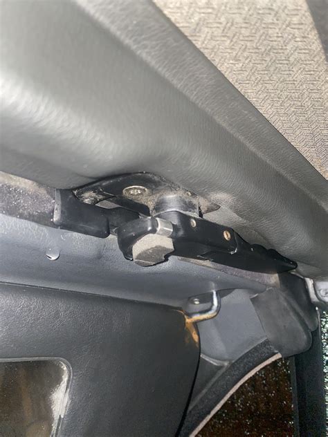 Convertible leaking with visors, ANY IDEA HOW TO FIX?? Leaks at two points as seen in pic. : r/E30