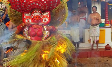 Theyyam Festival at Munderi Puthiya Bhagavathi Kshethram, Kannur ...