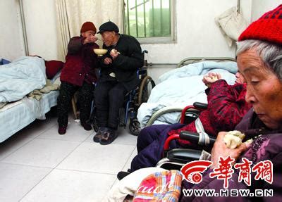 84岁老人 给90岁老人喂饭(图)_新闻中心_新浪网