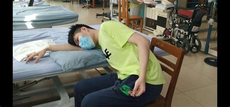 22岁小伙枕着胳膊睡，醒来后“手残”了 - 新闻 - 健康时报网_精品健康新闻 健康服务专家