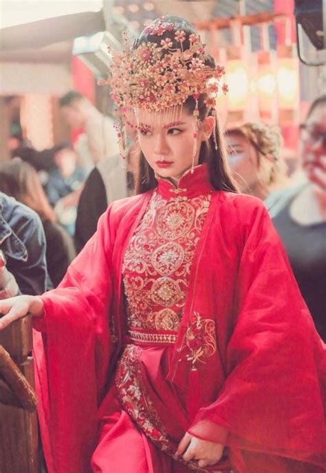 泰国电视剧里的“中国风”：旗袍，龙纹手镯，中式家具，牡丹花……-腾讯网