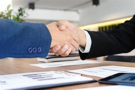 Businessman Shaking Hands 的图像结果