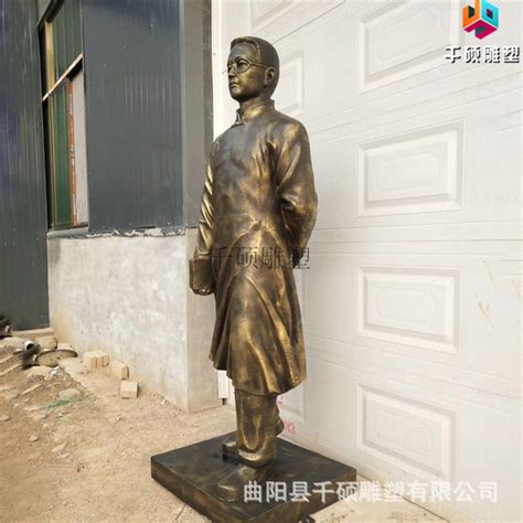 方圳为广州客户打造玻璃钢仿铜人物雕塑-方圳雕塑厂