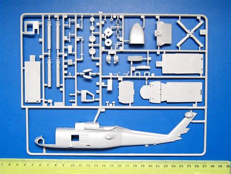 Sikorsky SH60 Sea Hawk model do sklejania Tamiya 60706
