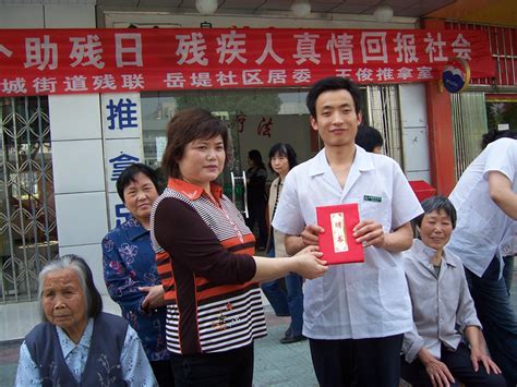 盲人按摩师王俊走进社区、敬老院 18年义务推拿5万多次