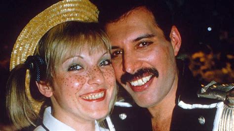 De enige vrouw in het leven van Freddie Mercury verdiende al 44 miljoen ...