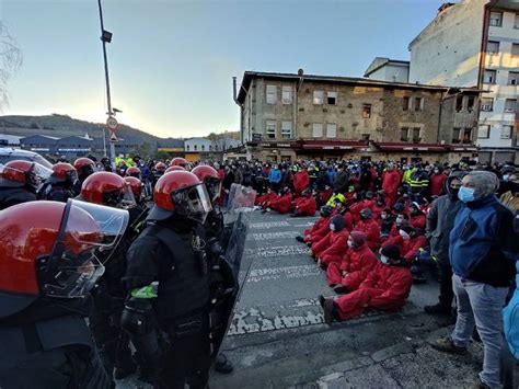 Istiluak, kargak eta atxiloketak Tubacexeko langileen piketeetan ...