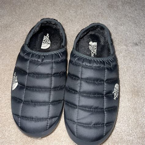 North Face Slippers Fits like a men's 8/8.5 - Depop