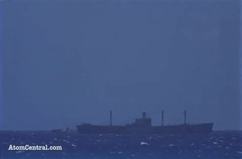 Bomb Exploding in Water 的图像结果