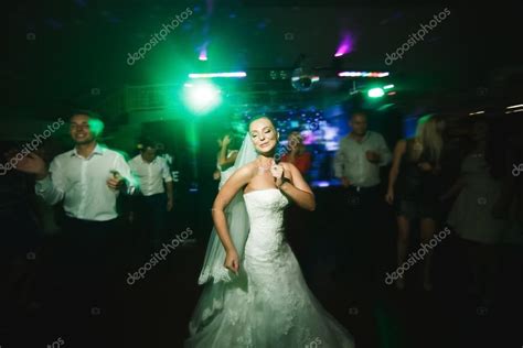 Professional Groomsmen Dancing for Bride 的图像结果