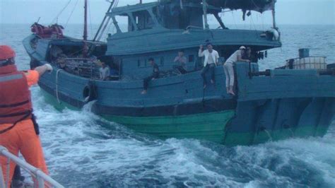 台海巡队再扣大陆渔船 击发子弹致2名渔民受伤|渔船|两岸关系|渔民_新浪新闻