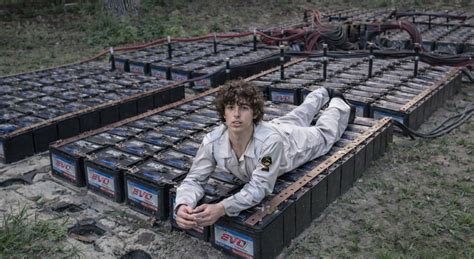 ‘Science maniac’ wires 400 car batteries together in extreme backyard ...