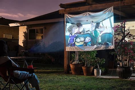How to Set Up an Outdoor LED Projector 的图像结果