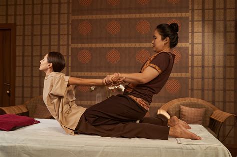 Traditionelle Thai-Massage: Ablauf, Bekleidung und Wirkung