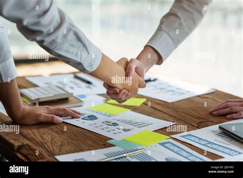 Deal-Making Handshake 的图像结果