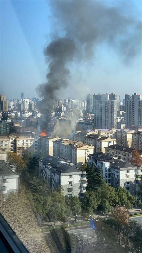 杭州闹市一居民楼刚刚发生火灾！风太大天又干，大火一下灭不了！多亏了他们