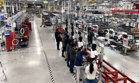 Tesla Manufacturing Line 的图像结果
