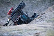 Mit Sonderlackierung: Ein roter John Deere 6R Feuerwehr Traktor ...